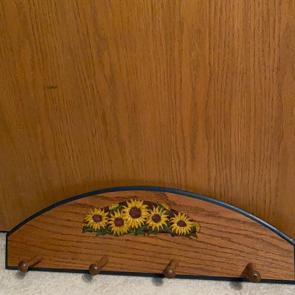 Wood wall coat rack-4 hooks hand carved daisies - Picture 4 of 12